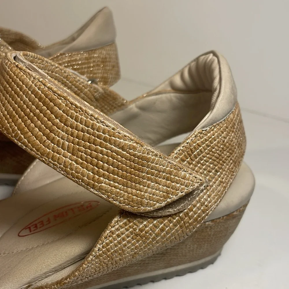Amalfi by Rangoni Cream & Gold Leather Wedge Sandal Made in Italy Size 9 N EUC